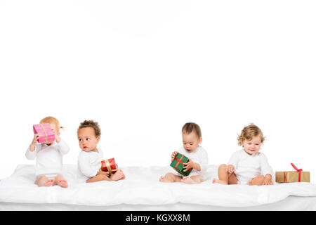 Multiethnischen Kleinkinder mit eingepackte Geschenke Stockfoto