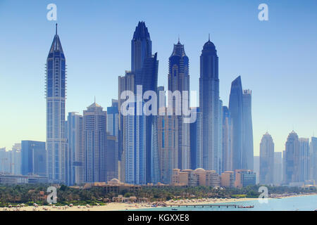 Luxus Business Center von Dubai. wolkenkratzern an und blauer Himmel. Stockfoto