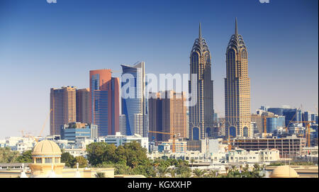 Dubai Business Center. Dubai Downtown am blauen Himmel Hintergrund. Wolkenkratzer in Dubai. Stockfoto