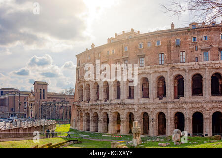 Rom, Italien, 11. Februar 2017: Das antike römische Theater von Marcellus (Teatro di Marcello) in Rom an einem sonnigen Tag. Stockfoto