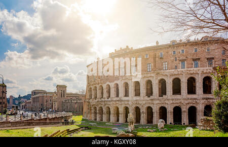 Rom, Italien, 11. Februar 2017: Das antike römische Theater von Marcellus (Teatro di Marcello) in Rom an einem sonnigen Tag. Stockfoto