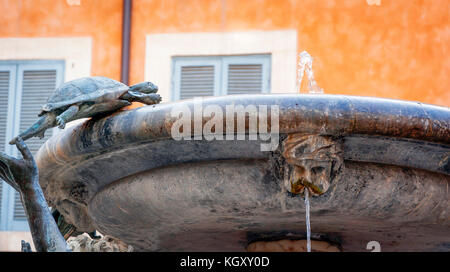 Detail der berühmten Fontana delle tartarughe (die Schildkröten Brunnen) in Rom, Italien Stockfoto