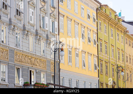 Triest Italien Stadt, eine Zeile aus dem 19. Jahrhundert pastellfarbenen neoklassizistischen Stil Apartment Gebäude in der Piazza della Borsa in Triest, Italien. Stockfoto