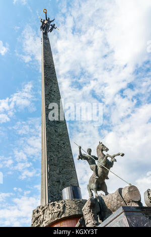 Die 141,8 m. hohen Obelisk mit Bronze Skulpturen in der Poklonnaya Hügel Victory Park. Moskau, Russland. Stockfoto