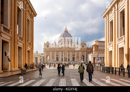 Rom, Italien, 11. Februar 2017: der berühmten Via della Conciliazione mit der St. Peter Basilika in der Ferne Stockfoto