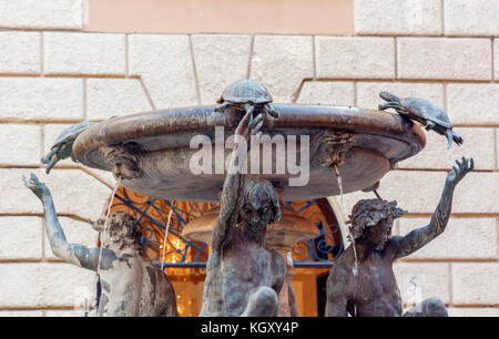 Die Fontana delle tartarughe (die Schildkröte Brunnen) ist eine Quelle der späten italienischen Renaissance, in der Piazza Mattei, Rom, Italien Stockfoto