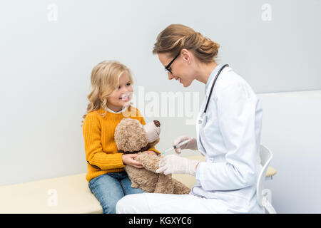 Arzt tun Einspritzung für Teddybär Stockfoto