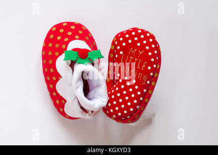 Mein kleiner Pudding - Baby's Christmas Pudding booties auf weißem Hintergrund Stockfoto