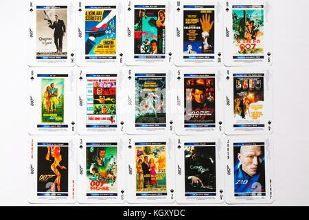007 Spielkarten - Pik Anzug von 007 das Bond Movie Poster Spielkarten verteilt mit Gesichtern nach oben auf weißem Hintergrund Stockfoto