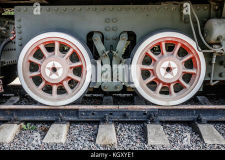 Grüner Rahmen eines Wagens mit roten Speichenräder auf einen Track. Stockfoto