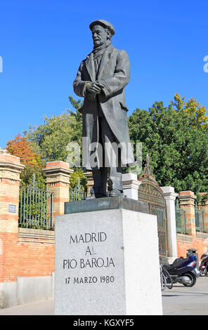 Statue des Schriftstellers Pío Baroja y Nessi 1872-1956, in der Nähe von Retiro Park, Madrid, Spanien Stockfoto