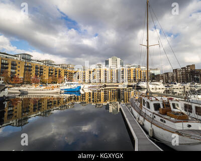 St. Katharine Docks in London - ursprünglich im Jahr 1828 eröffnet die Docks werden jetzt neu für Büro-, Wohn- und Bootfahren. Stockfoto