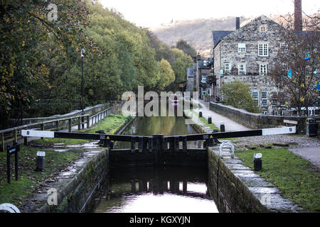 Hebden Bridge ist eine Marktstadt, die Teil von Hebden Royd in West Yorkshire, England, ist. Es liegt im oberen Calder Valley, 8 Meilen westlich von Halifax A Stockfoto