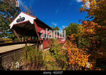 Swift River Brücke im Herbst, Conway, New Hampshire Stockfoto