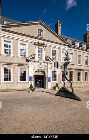 15 ft - hohe Bronzeskulptur eines lebhaften Drumming Hase "Der Drummer" von Barry Flanagan außerhalb das Irische Museum für Moderne Kunst auch bekannt als IMMA, in Th Stockfoto