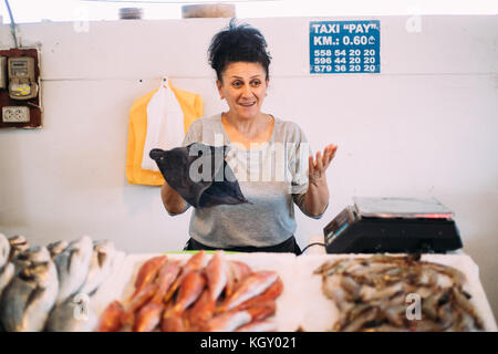 Batumi, Adjara, Georgien. Georgische Frau, Die Frischen Fisch Auf Dem Lokalen Fischmarkt In Batumi Verkauft. Stockfoto