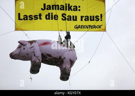 Berlin, Deutschland. November 2017. Vier Aktivisten protestierten gegen die jamaikanische Koalition von einer Brücke über die Spree auf dem Bundestag aus. Die Aktivisten schleppten ein überdimensionales Schwein und ein Banner mit der Aufschrift: 'Jamaika, lass das Schwein raus!'. Quelle: Simone Kuhlmey/Pacific Press/Alamy Live News Stockfoto