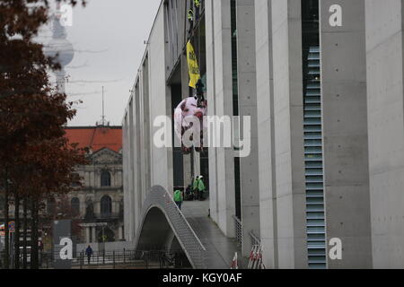 Berlin, Deutschland. November 2017. Vier Aktivisten protestierten gegen die jamaikanische Koalition von einer Brücke über die Spree auf dem Bundestag aus. Die Aktivisten schleppten ein überdimensionales Schwein und ein Banner mit der Aufschrift: 'Jamaika, lass das Schwein raus!'. Quelle: Simone Kuhlmey/Pacific Press/Alamy Live News Stockfoto