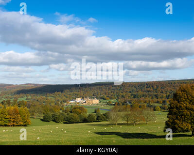 Die Anwesen von Chatsworth im Herbst, Peak District National Park, Bakewell, Derbyshire, England, UK. Stockfoto