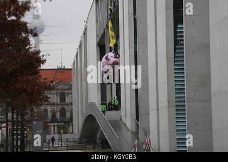 Berlin, Deutschland. November 2017. Vier Aktivisten protestierten gegen die jamaikanische Koalition von einer Brücke über die Spree auf dem Bundestag aus. Die Aktivisten schleppten ein überdimensionales Schwein und ein Banner mit der Aufschrift: 'Jamaika, lass das Schwein raus!'. Quelle: Simone Kuhlmey/Pacific Press/Alamy Live News Stockfoto