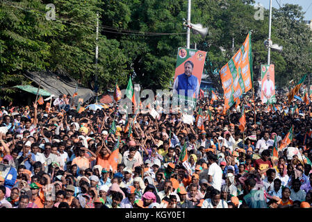 Eine große Zahl von Bjp Aktivist aus verschiedenen Teilen, in die Rallye mit Poster, Banner und Flagge in Kalkutta teilnehmen. Bharatiya janta Party (BJP) hält eine Kundgebung gegen appeasement Politik der herrschenden Trinamool Congress und anspruchsvollen Wiederherstellung der Demokratie im Land am 10. November 2017 in Kalkutta. (Foto durch saikat Paul/Pacific Press) Stockfoto