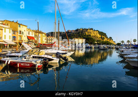 Bouche-du-Rhône (13), Cassis. La Marina et la forteresse // Frankreich, Bouche-du-Rhône, Cassis. Marina und die Festung Stockfoto