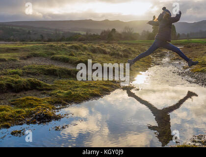 Weibliche Tourist in Schottland wandern in der Natur Stockfoto