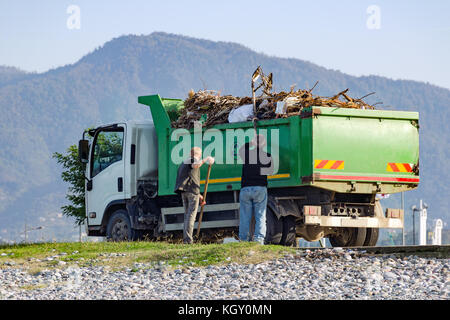 Batumi, ceorgia, November 04, 2017: Müll sammeln mit der Hilfe von Menschen in ein besonderes Auto auf der Straße. Stockfoto