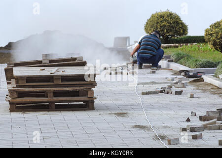 Die Verlegung der Pflastersteine. Stockfoto