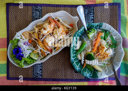 Zwei Gerichte mit traditionellen Thai Food Küche von oben Stockfoto