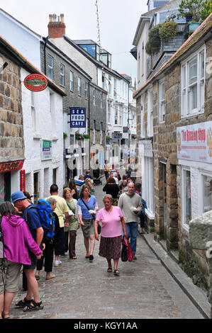 Einem langen schmalen Seitenstraße in St Ives Cornwall. Geeignet für Fußgänger nur wird es sehr überlastet Stockfoto