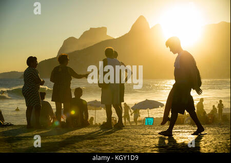 Rio de Janeiro - 20. März 2017: Menschen versammelt, um den Sonnenuntergang in arpoador, einem beliebten Sommer Aktivität für Einheimische und Touristen. Stockfoto