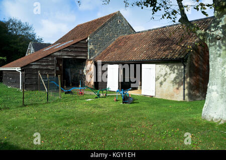 Dh Tracht Museum SAUMAREZ PARK GUERNSEY Pflüge farm Nebengebäude Scheune Stockfoto