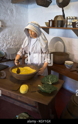 dh Folk Costume Museum SAUMAREZ PARK GUERNSEY Guernsey Arbeitsküche Zimmer Museum Ausstellung zeigen Butter machen alt Stockfoto