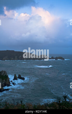 Dh Jerbourg Point St Martin Guernsey Guernsey Südküste stürmisches Wetter Wellen im Meer dramatische sky Dark Island