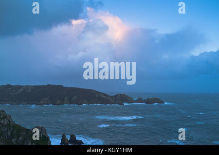 dh Jerbourg Point ST MARTIN GUERNSEY Guernsey Südküste stürmisches Wetter Meereswellen dramatischer Himmel dunkler Inselblick spektakulär Stockfoto