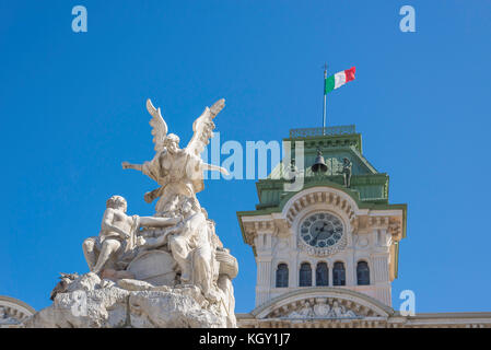 Triest Stadt, Detail der Engel Statue auf dem Brunnen der vier Kontinente und die Town Hall Clock Tower, Piazza Unita d'Italia, Triest. Stockfoto