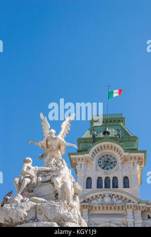 Triest Italien Brunnen, Detail der Engel Statue auf dem Brunnen der vier Kontinente und Town Hall Clock Tower, Piazza Unita d'Italia, Triest. Stockfoto