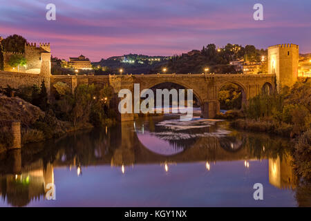 Die Puente de San Martin in Toledo, Spanien, vor Sonnenaufgang Stockfoto