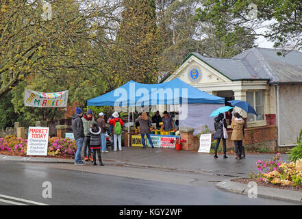 Wentworth Falls, Australien - 25. September 2015: Geschäfte und Handwerkermarkt auf Leura Mall, die Hauptverkehrsstraße durch Wentworth Falls, ein Tor in die blauen Berge von Ne Stockfoto