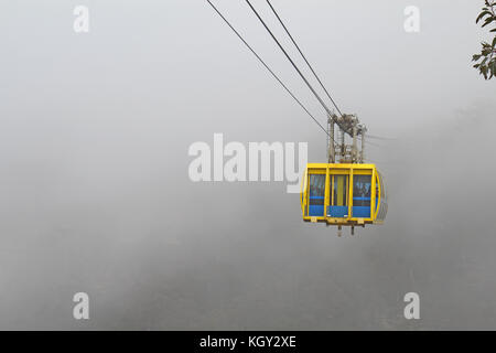 Katoomba, Australien - 25. September 2015: Die malerische Welt Skyway kommt aus dem Nebel, wirbelt um die Blauen Berge, ein Weltkulturerbe in Stockfoto