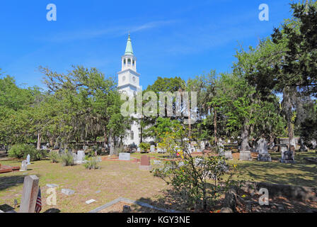 Beaufort, South Carolina - 16. April 2017: Hauptgebäude, Turm und ein Teil der Friedhof an der Pfarrkirche St. Helena. Das derzeitige Gebäude Datum Stockfoto