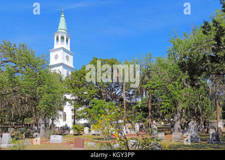 Beaufort, South Carolina - 16. April 2017: Hauptgebäude, Turm und ein Teil der Friedhof an der Pfarrkirche St. Helena. Das derzeitige Gebäude Datum Stockfoto