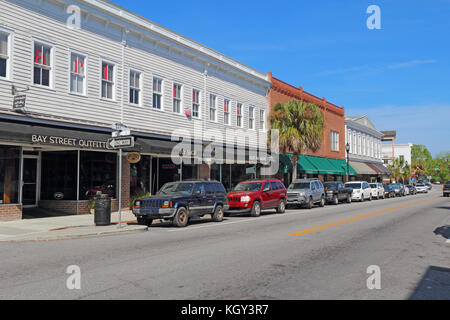 Beaufort, South Carolina - 16. April 2017: Unternehmen auf der Bay Street in der Nähe der Waterfront im historischen Viertel in der Innenstadt von Beaufort, der ältesten Stockfoto