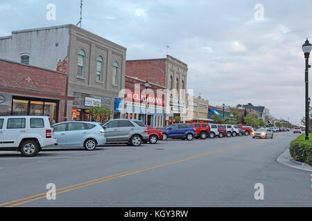 Beaufort, North Carolina - 18. April 2017: Unternehmen, die auf der Front Street in der Innenstadt von Beaufort, die dritte - älteste Stadt im Staat, als "Amerika coo bewertet Stockfoto