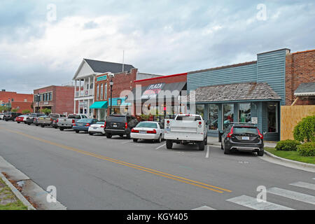 Beaufort, North Carolina - 18. April 2017: Unternehmen, die auf der Front Street in der Innenstadt von Beaufort, die dritte - älteste Stadt im Staat, als "Amerika coo bewertet Stockfoto