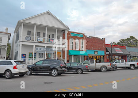 Beaufort, North Carolina - 18. April 2017: Unternehmen, die auf der Front Street in der Innenstadt von Beaufort, die dritte - älteste Stadt im Staat, als "Amerika coo bewertet Stockfoto