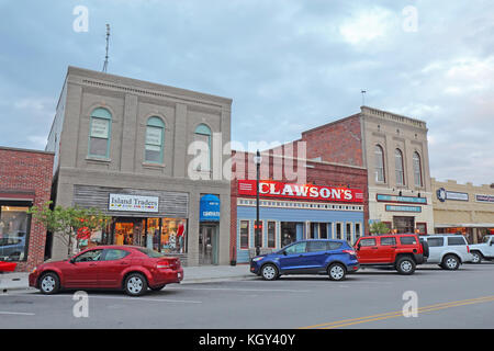 Beaufort, North Carolina - 18. April 2017: Unternehmen, die auf der Front Street in der Innenstadt von Beaufort, die dritte - älteste Stadt im Staat, als "Amerika coo bewertet Stockfoto