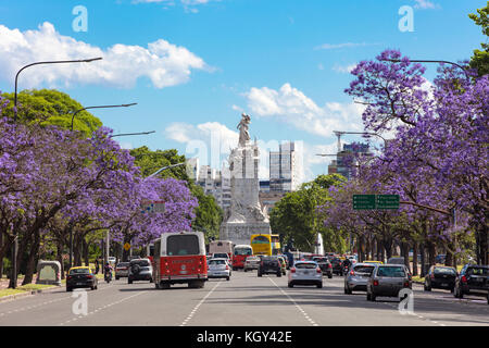 Jacaranda Bäume im Frühling auf der Avenue Sarmiento. Palermo, Buenos Aires, Argentinien. Stockfoto