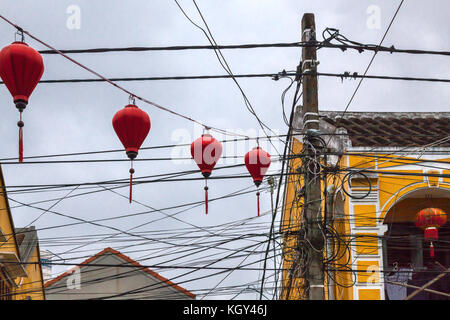 Hoi An; Wie in vielen anderen Orten, die elektrischen Kabel und Drähte sind in der Luft, was aussieht wie ein Durcheinander. Laternen sind für die Einrichtung verwendet Stockfoto